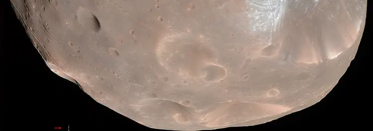 Marsmond Phobos im Größenvergleich zum Berliner Fernsehturm