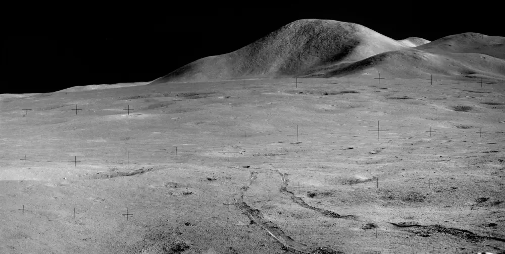 Panorama einer Mondlandschaft mit Mons Hadley - aufgenommen bei der Mission Apollo 15